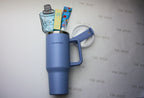 Blauwe beker met self care producten 