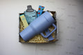 Blauwe beker met self care producten 