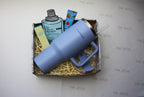 Blauwe beker met self care producten 