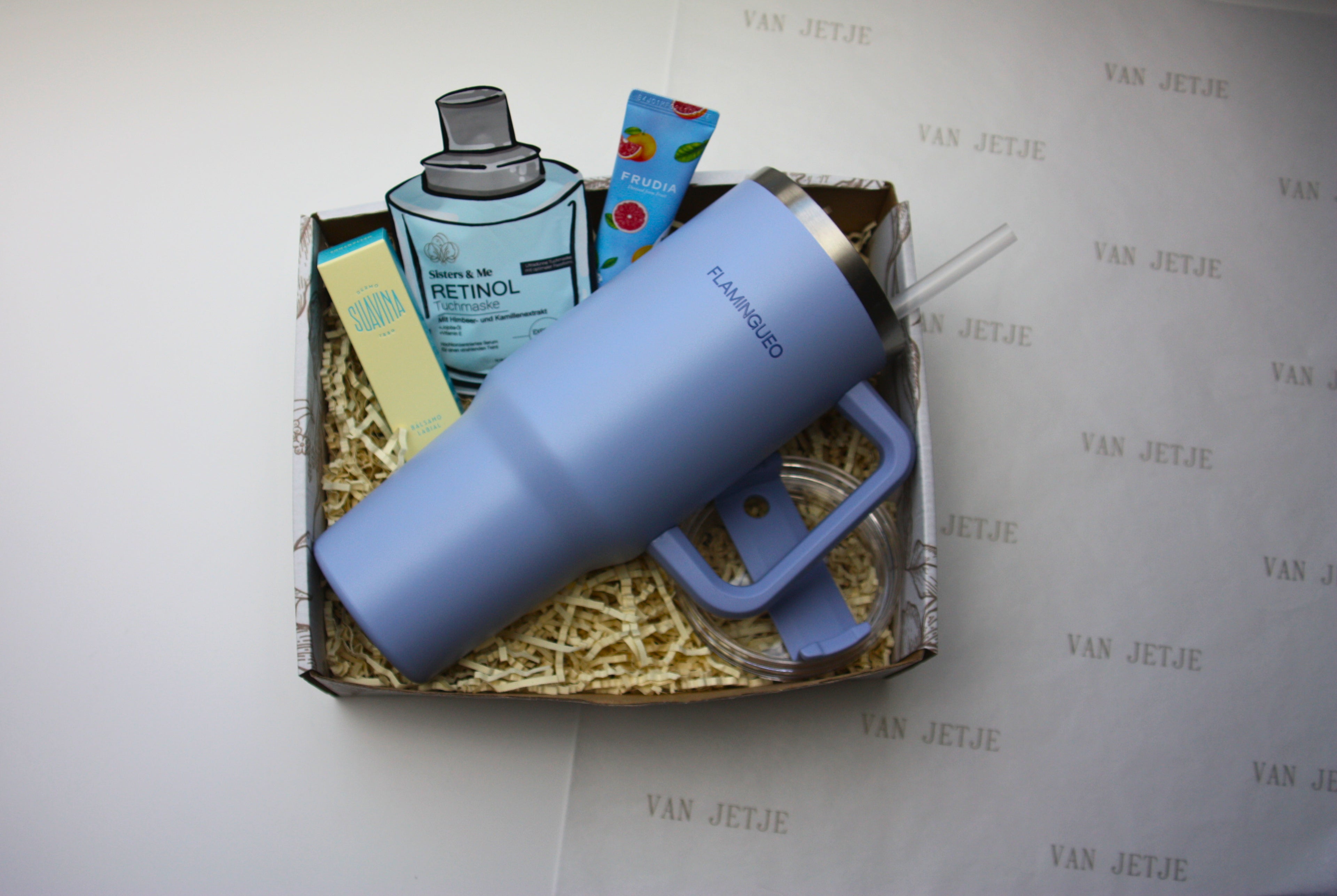 Blauwe beker met self care producten 