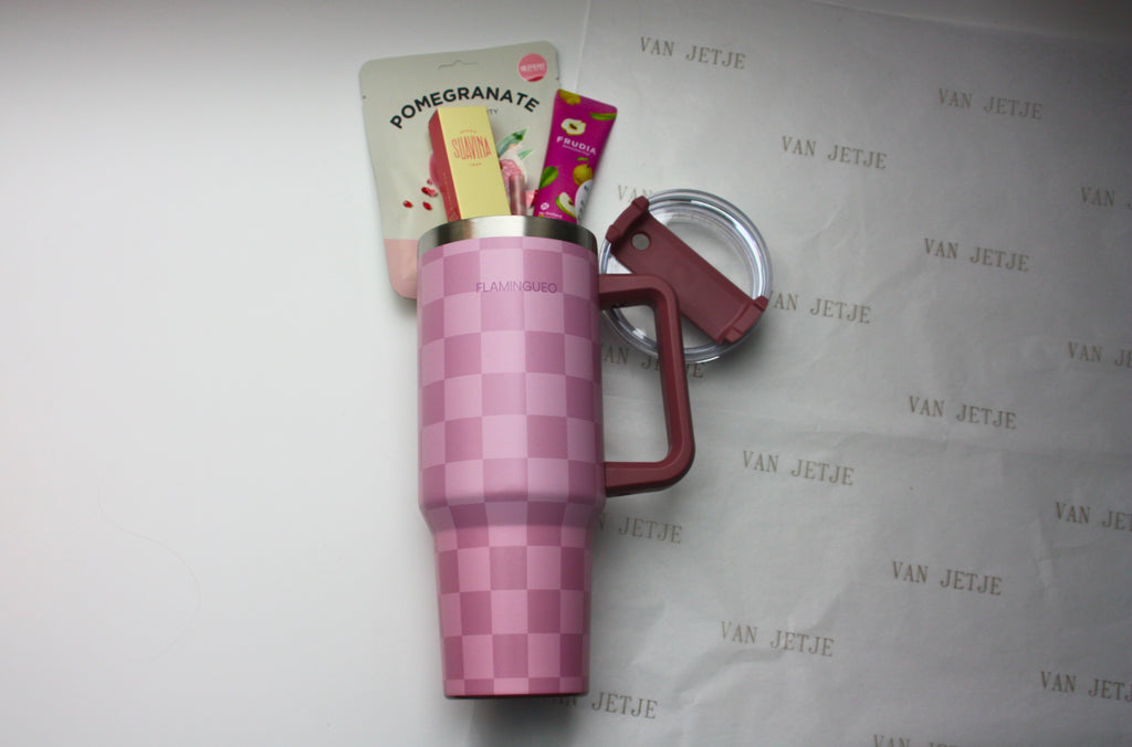 Roze beker met self care producten 