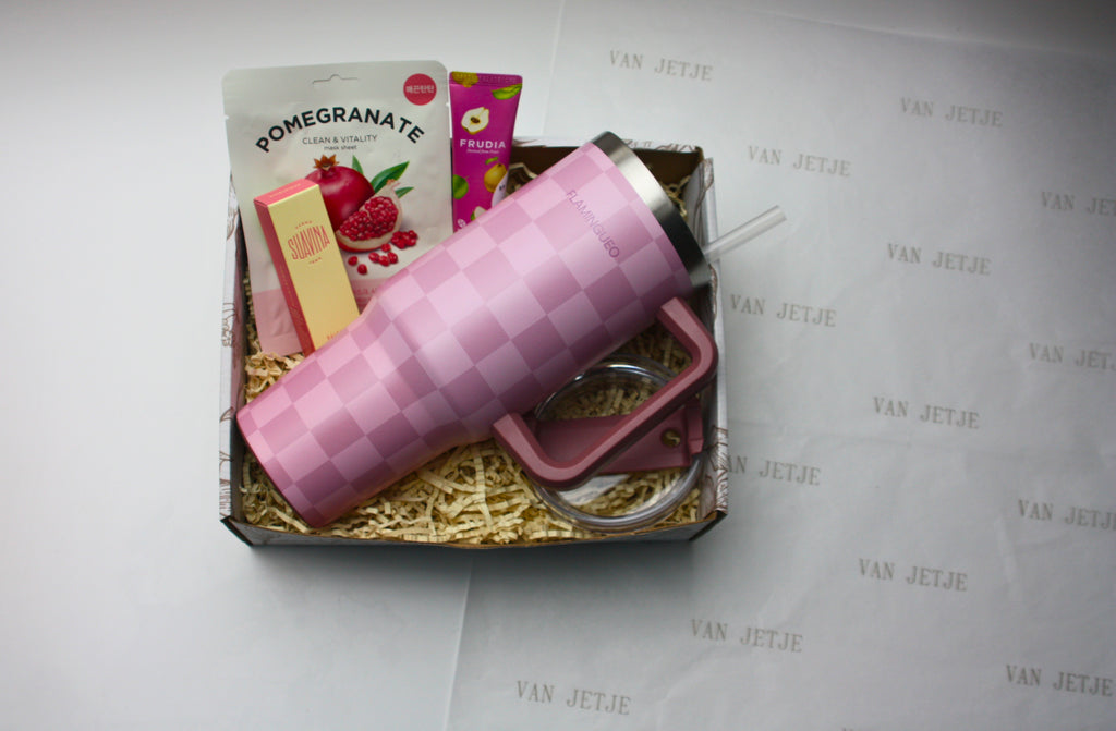 Roze beker met self care producten 