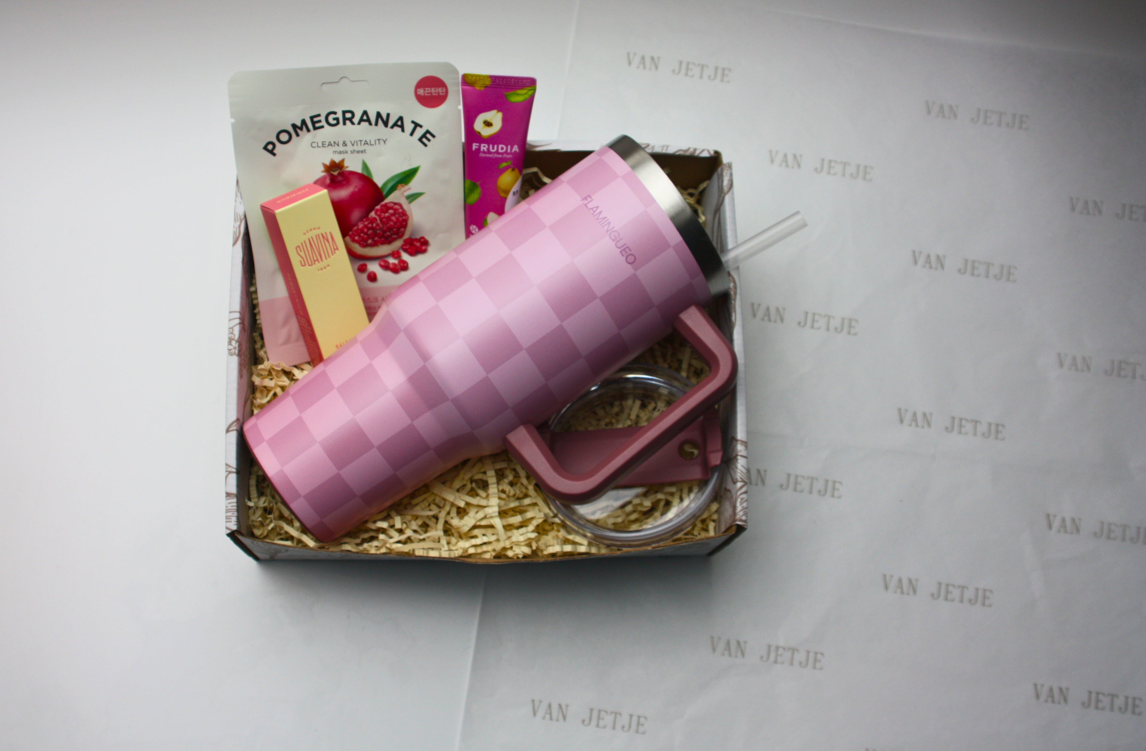 Roze beker met self care producten 