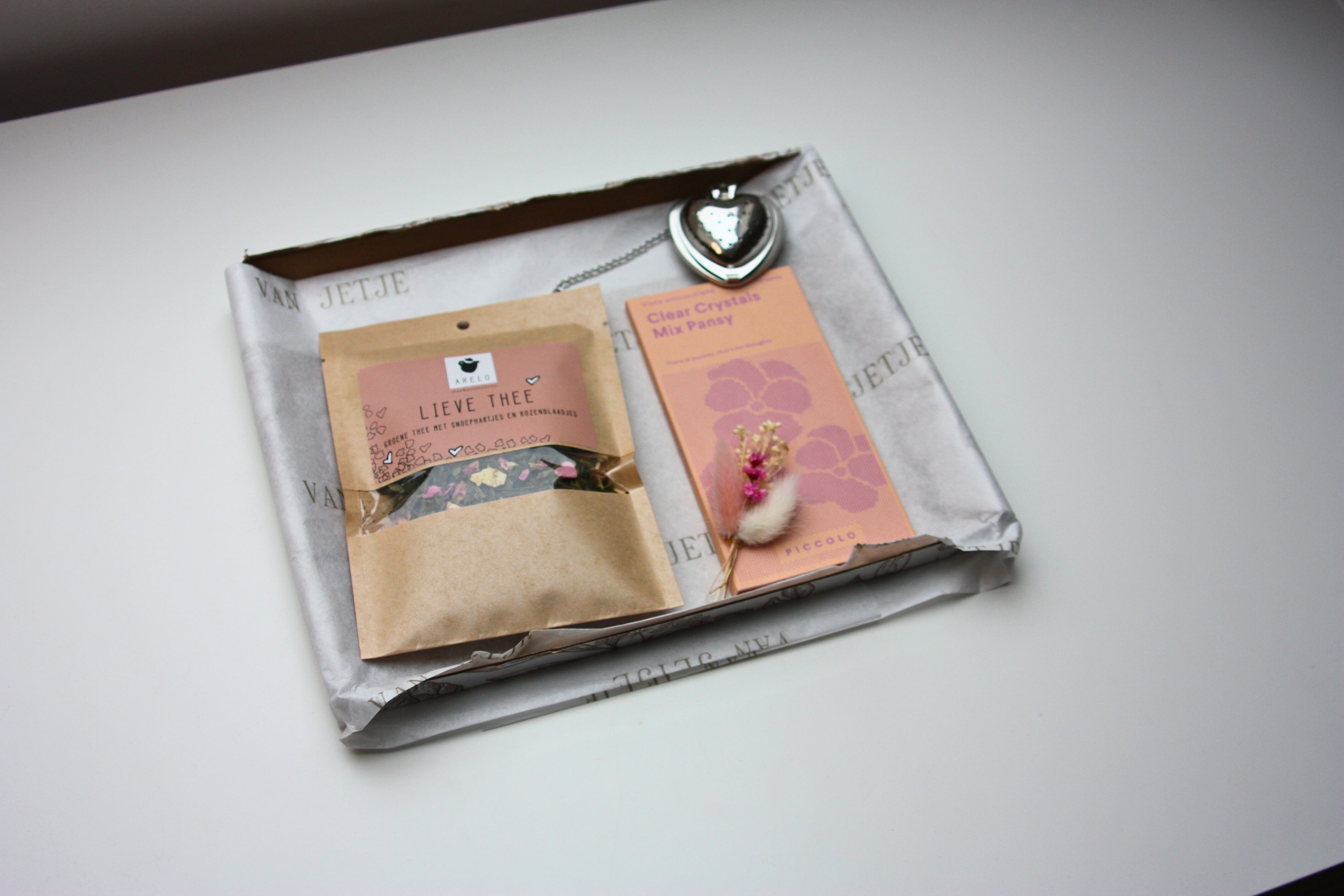 thee met zaadjes voor viooltjes, droogbloementje en thee knijper.