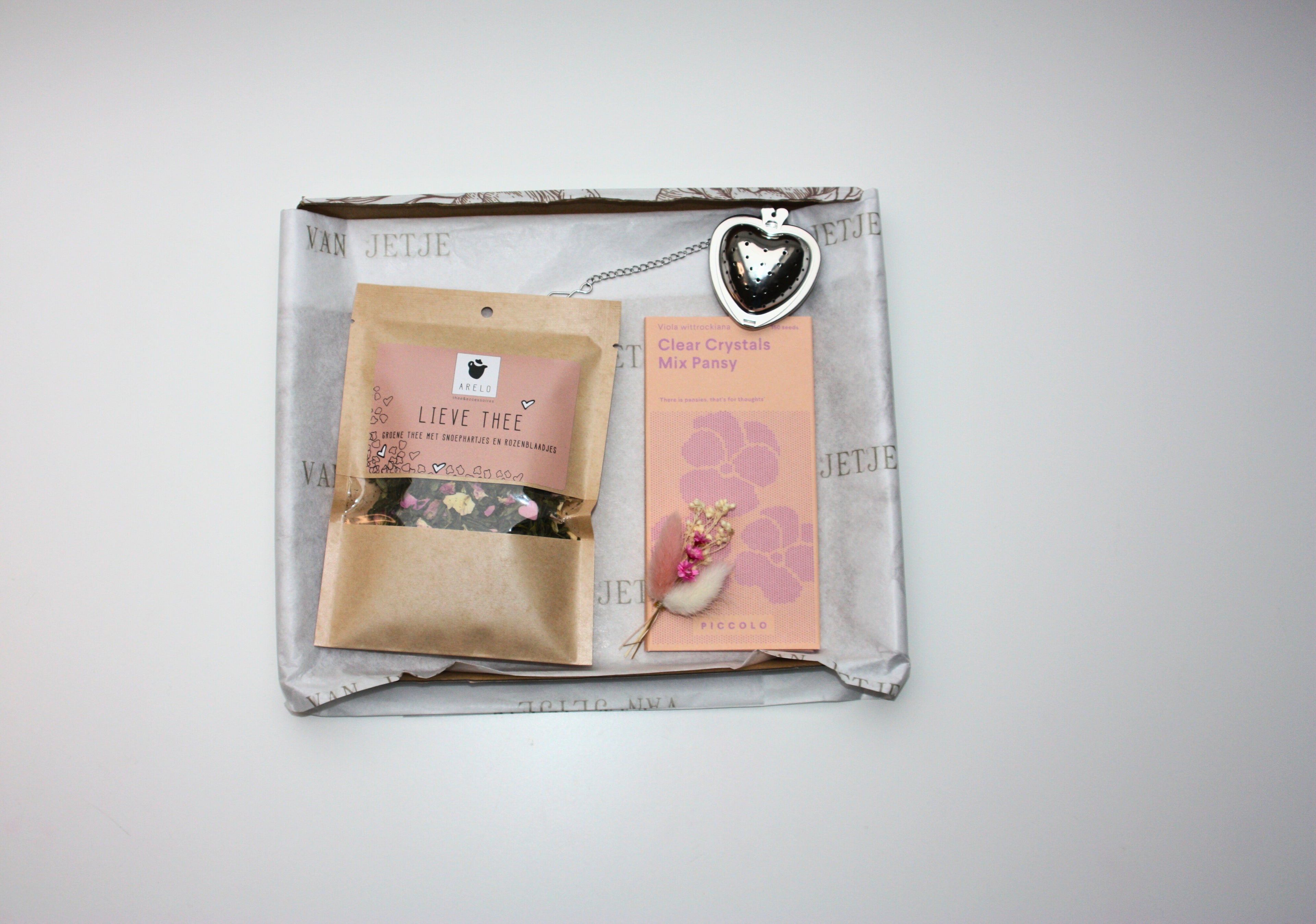 thee met zaadjes voor viooltjes, droogbloementje en thee knijper.