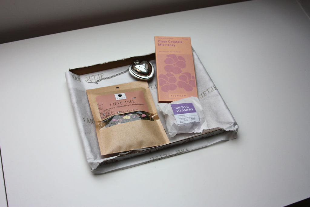 thee met zaadjes voor viooltjes, showersteamer en thee knijper.