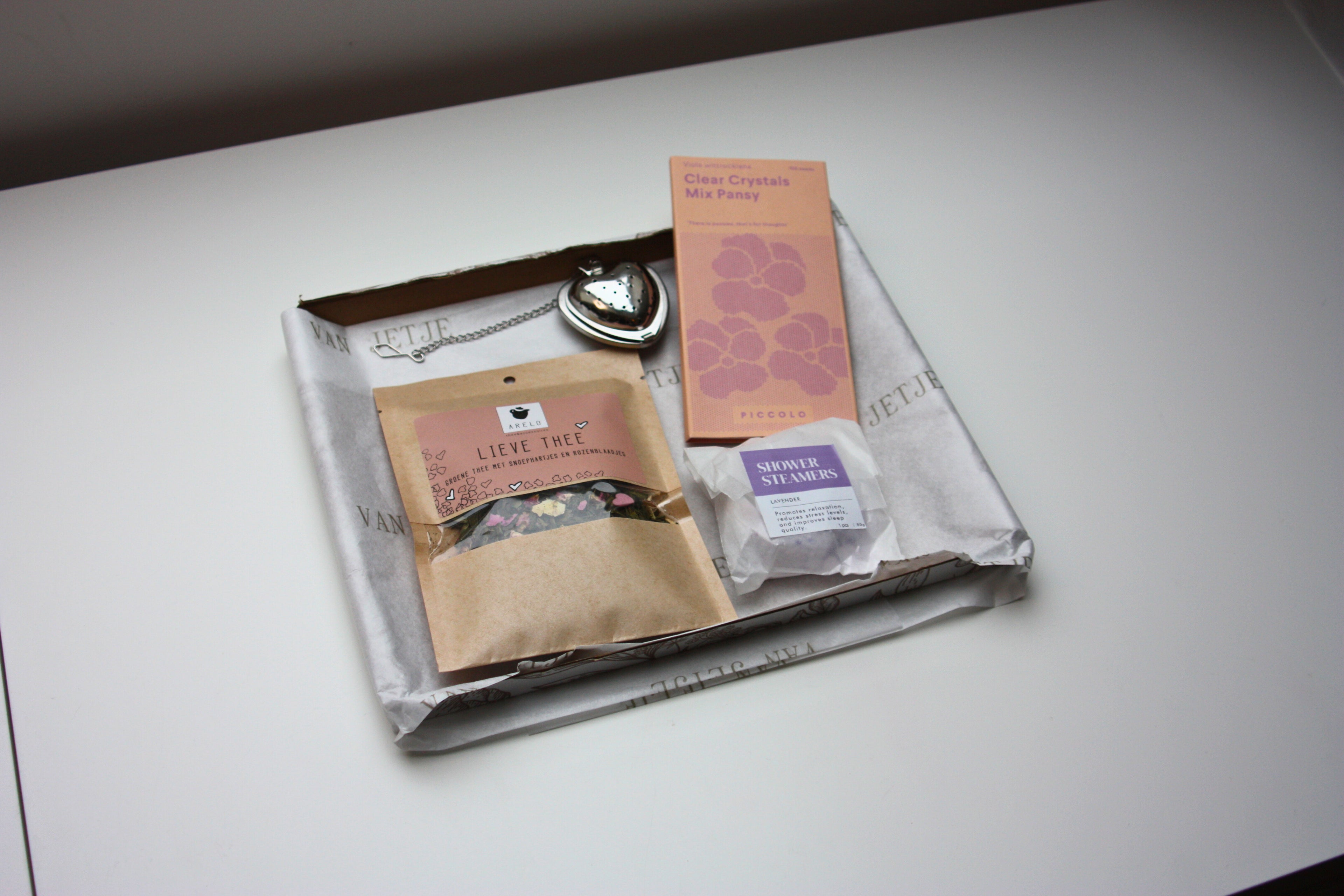 thee met zaadjes voor viooltjes, showersteamer en thee knijper.